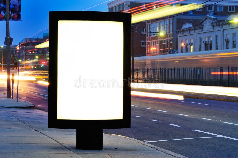 Leeg Aanplakbord op de Straat van de Stad bij Nacht royalty-vrije stock afbeelding Leeg Aanplakbord op de Straat van de Stad bij Nacht royalty-vrije stock afbeelding
