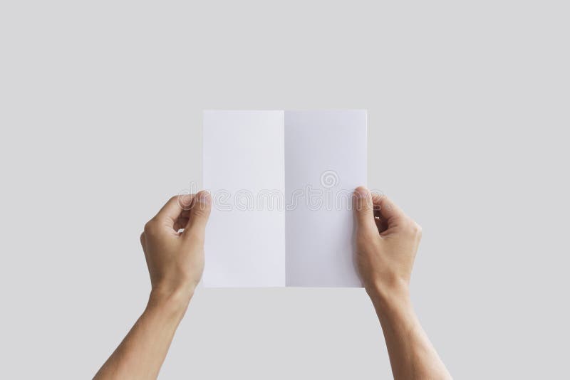 Leeg de brochureboekje van de handholding in de hand Pamfletpresentatie De mens van de pamflethand De mens toont compensatiedocum royalty-vrije stock afbeelding Leeg de brochureboekje van de handholding in de hand Pamfletpresentatie De mens van de pamflethand De mens toont compensatiedocum royalty-vrije stock afbeelding