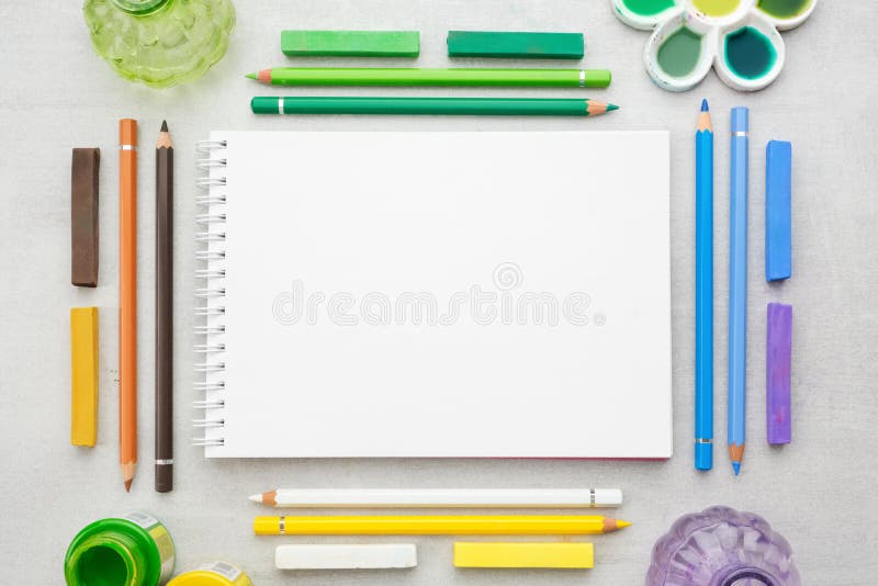 Leeg document blad van sketchbook, waterverf, acryl en olieverven, potloden, pastelkleurkleurpotloden stock fotografie Leeg document blad van sketchbook, waterverf, acryl en olieverven, potloden, pastelkleurkleurpotloden stock fotografie