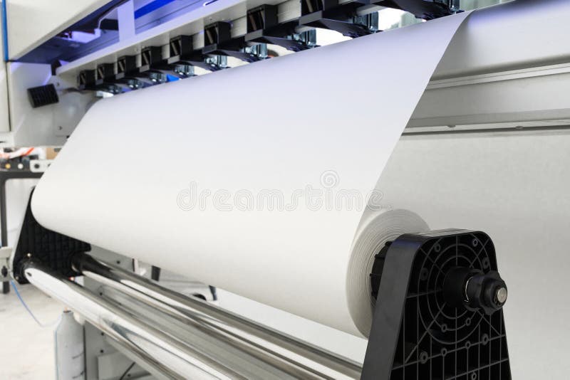 Leeg document broodje in de grote machine van Inkjet van het printerformaat voor industri?le zaken royalty-vrije stock foto's Leeg document broodje in de grote machine van Inkjet van het printerformaat voor industri?le zaken royalty-vrije stock foto's