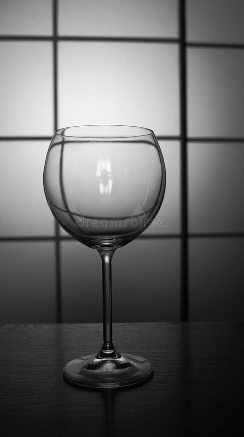 Leeg glas voor wijn en champain geïsoleerd op lijst tegen geregelde zwart-witte zwart-wit als achtergrond royalty-vrije stock foto Leeg glas voor wijn en champain geïsoleerd op lijst tegen geregelde zwart-witte zwart-wit als achtergrond royalty-vrije stock foto
