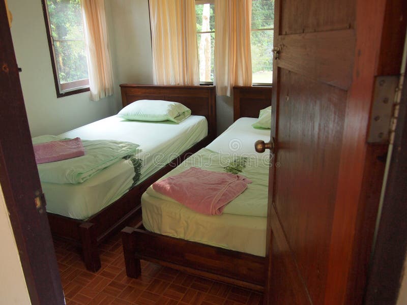 Leeg modern bed in slaapkamer stock foto Leeg modern bed in slaapkamer stock foto