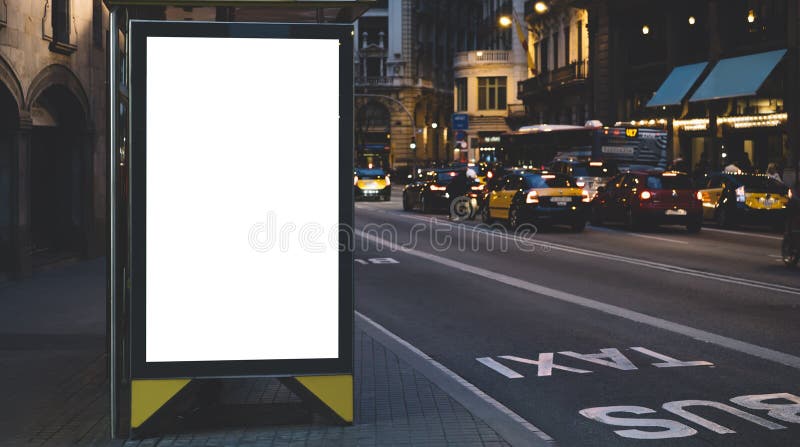 Leeg reclame licht vakje op bushalte, model van leeg advertentieaanplakbord op nachtbusstation, malplaatjebanner op achtergrondst