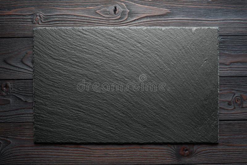 Leeg stuk van lei op een houten lijst royalty-vrije stock foto's Leeg stuk van lei op een houten lijst royalty-vrije stock foto's