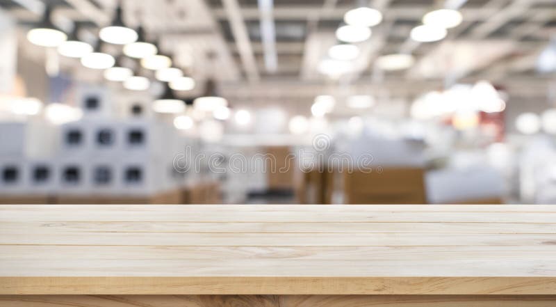 Leeg van houten lijstbovenkant op de fabrieksachtergrond van de onduidelijk beeldopslag