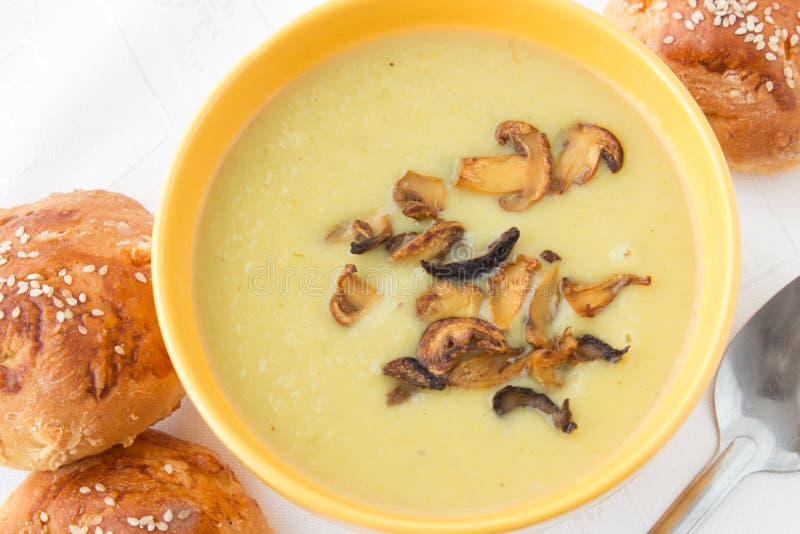 Leek mashed soup with fried sliced mushrooms