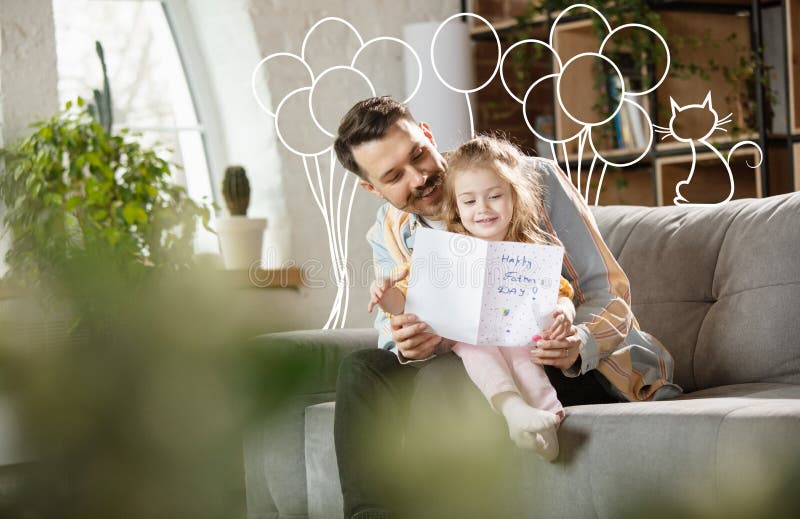 Leende far och söt dotter hemma. familjetid tillsammans med föräldraskap och begreppet lyckligt barn royaltyfri bild