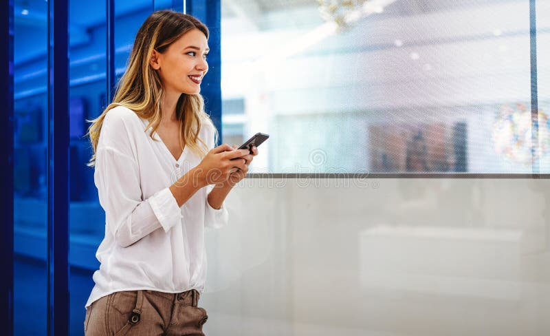 Leende unga kvinnor med spel för mobiltelefonappar och onlinebeställning royaltyfria bilder