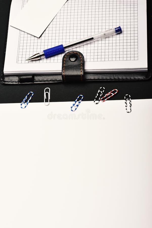 Leer behandeld notitieboekje met blanco pagina's en paperclippen royalty-vrije stock foto Leer behandeld notitieboekje met blanco pagina's en paperclippen royalty-vrije stock foto