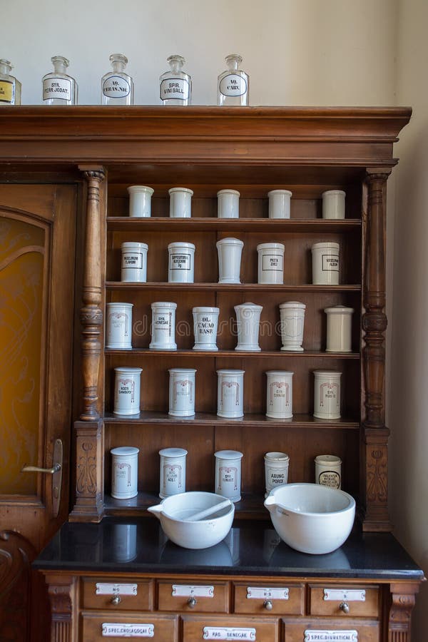 Leere Flaschen in der alten Weinleseapotheke stockbilder Leere Flaschen in der alten Weinleseapotheke stockbilder