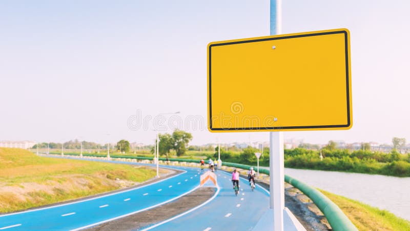 gelbes und rotes zeichen am fahrrad