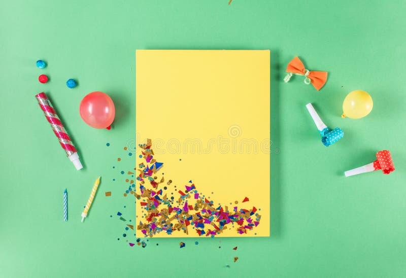 Leere gelbe Karte mit Konfettis der verschiedenen Partei, Ballone, noisema stockfotografie Leere gelbe Karte mit Konfettis der verschiedenen Partei, Ballone, noisema stockfotografie