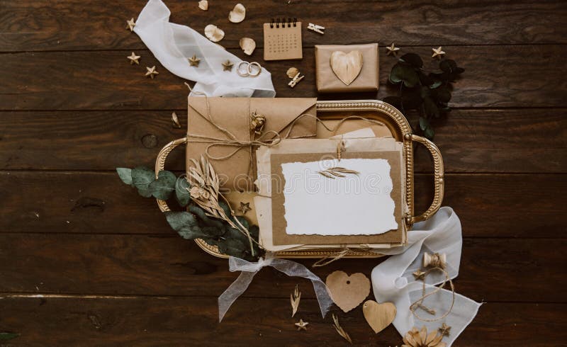 Leere Grußkarte mit Kraftpapier-Umschlag- und -golddekorationen auf hölzernem Hintergrund Ist hier ein Foto von 4 Strahlenkämpfer stockfotografie Leere Grußkarte mit Kraftpapier-Umschlag- und -golddekorationen auf hölzernem Hintergrund Ist hier ein Foto von 4 Strahlenkämpfer stockfotografie