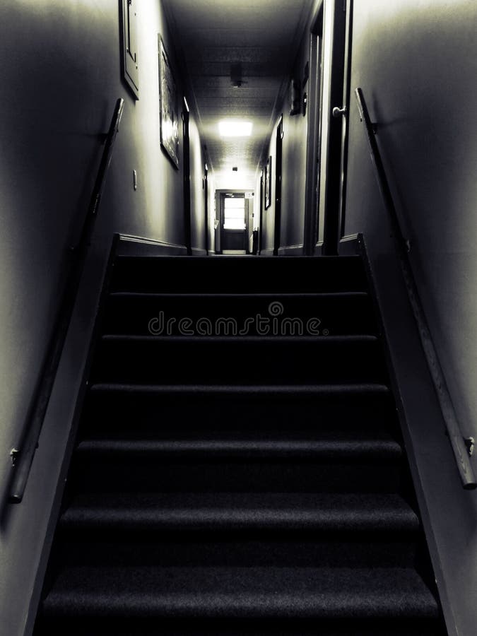 Leere Halle mit leitendem Licht lizenzfreie stockfotos