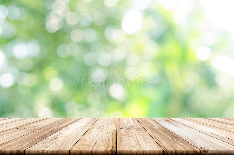 Leere Holztischspitze mit unscharfem grünem Gartenhintergrund