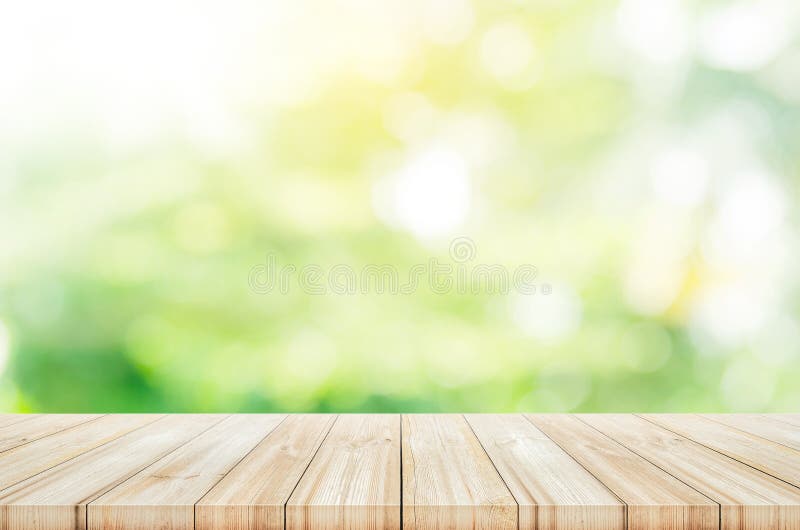 Leere Holztischspitze mit unscharfem grünem Gartenhintergrund stockbild Leere Holztischspitze mit unscharfem grünem Gartenhintergrund stockbild