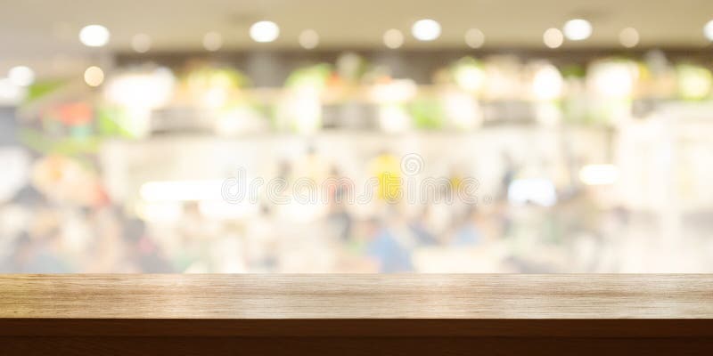 Leere Holztischspitze mit unscharfem hellem Hintergrund des Restaurants oder des Caf?s Panoramische Fahne