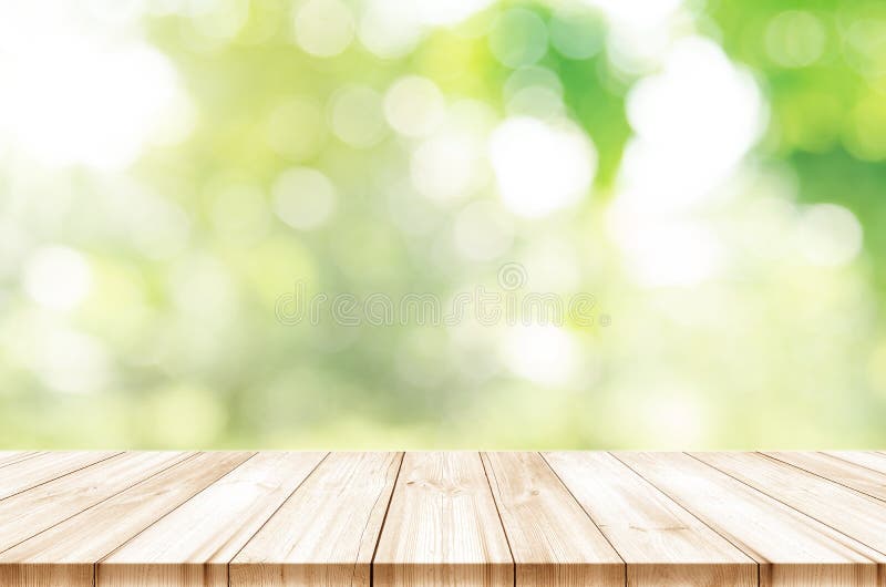 Leere Holztischspitzenfront des Morgenlichtes mit unscharfem natur