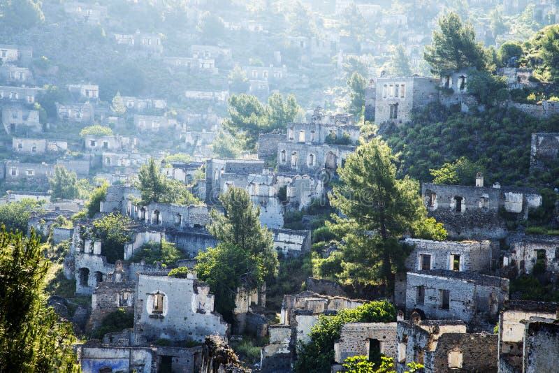 Leere Häuser an Geisterstadtdorf Kayakoy-Ruinen nahe Fethiye lizenzfreies stockfoto Leere Häuser an Geisterstadtdorf Kayakoy-Ruinen nahe Fethiye lizenzfreies stockfoto