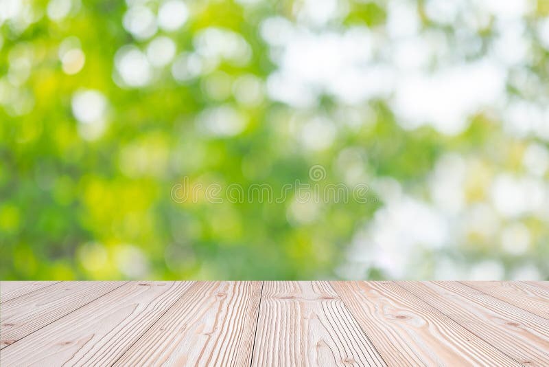Leere hölzerne Tabelle auf grünem natürlichem Hintergrund im Garten im Freien Verspotten Sie oben für Ihre Produktanzeige oder -M stockfotos Leere hölzerne Tabelle auf grünem natürlichem Hintergrund im Garten im Freien Verspotten Sie oben für Ihre Produktanzeige oder -M stockfotos