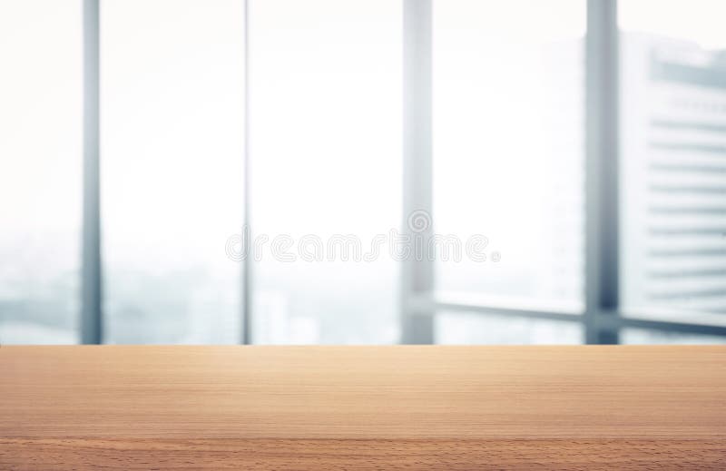 Leere hölzerne Tabelle mit Unschärferaum-Büro- und Fensterstadtansicht