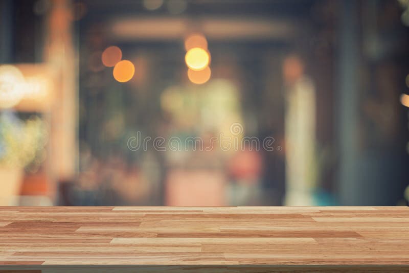 Leere hölzerne Tabelle und unscharfe Hintergrundanzeige an der Kaffeestube