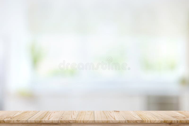 Leere hölzerne Tischplatte auf Unschärfeküchen-Fensterhintergrund