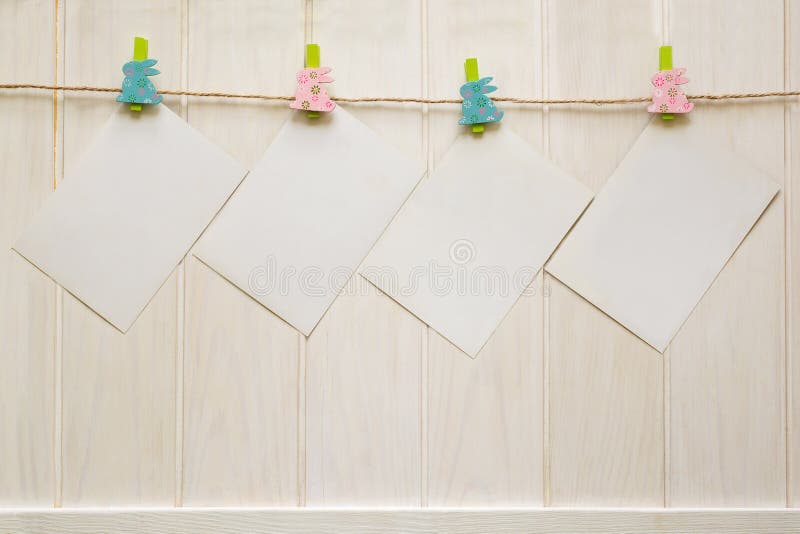 Leere Karten befestigt an Wäscheklammern lizenzfreie stockfotografie Leere Karten befestigt an Wäscheklammern lizenzfreie stockfotografie