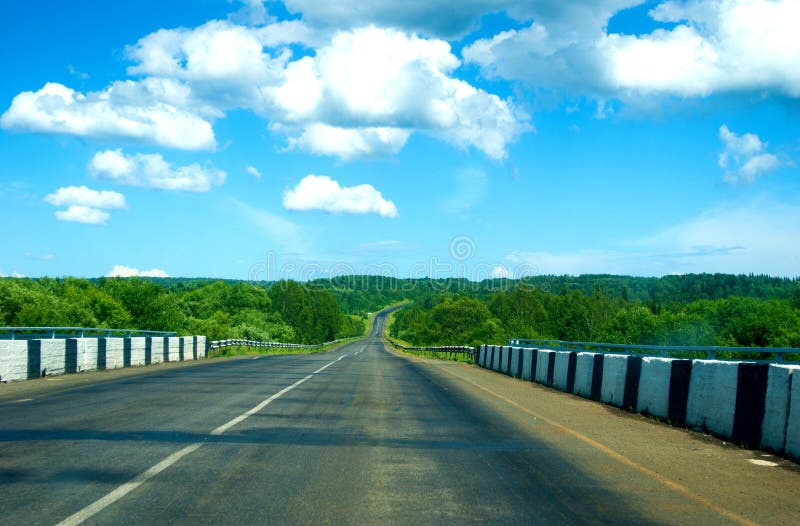 Leere LandschaftsAsphaltstraße zum Horizont, willkommen auslösen stockfotos