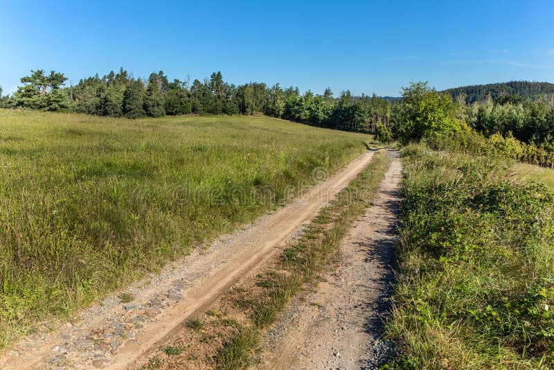 Leere Landschaftsstraße durch grüne Wiesen. Sommerlandschaft in der Tschechischen Republik. Highway. ruhiger Ort lizenzfreies stockbild