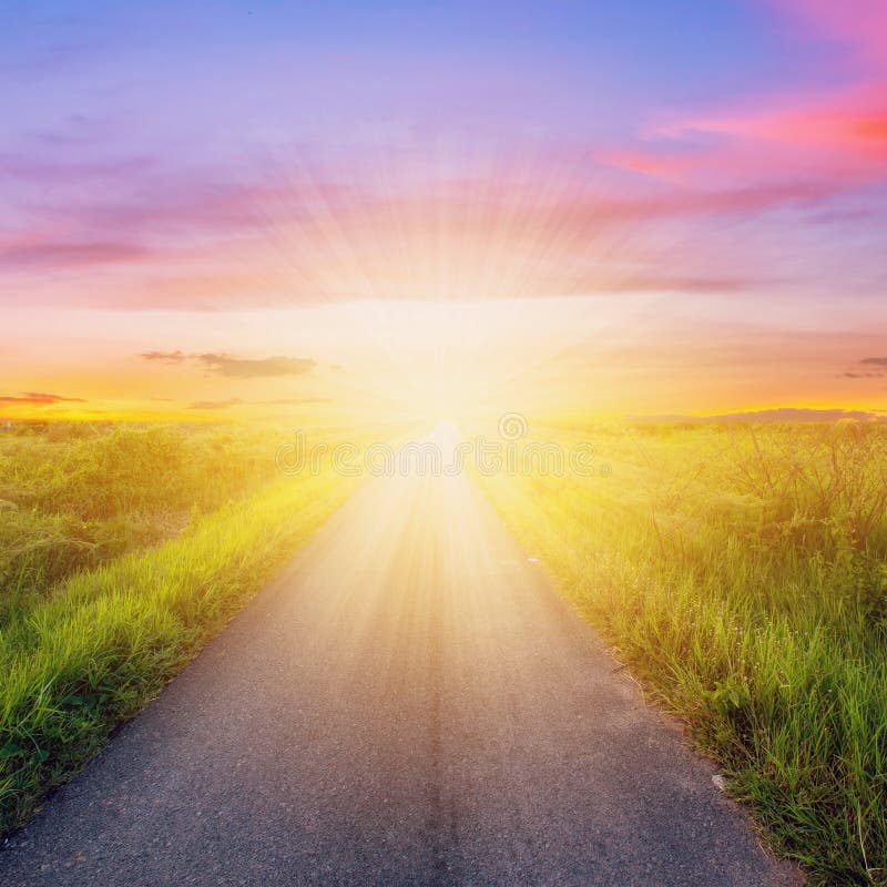 Leere Landschaftsstraße und Sonnenunterganghimmel stockfoto