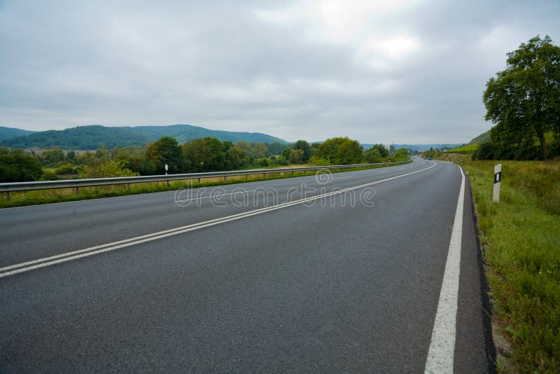 Leere Landschaftstraße lizenzfreies stockbild