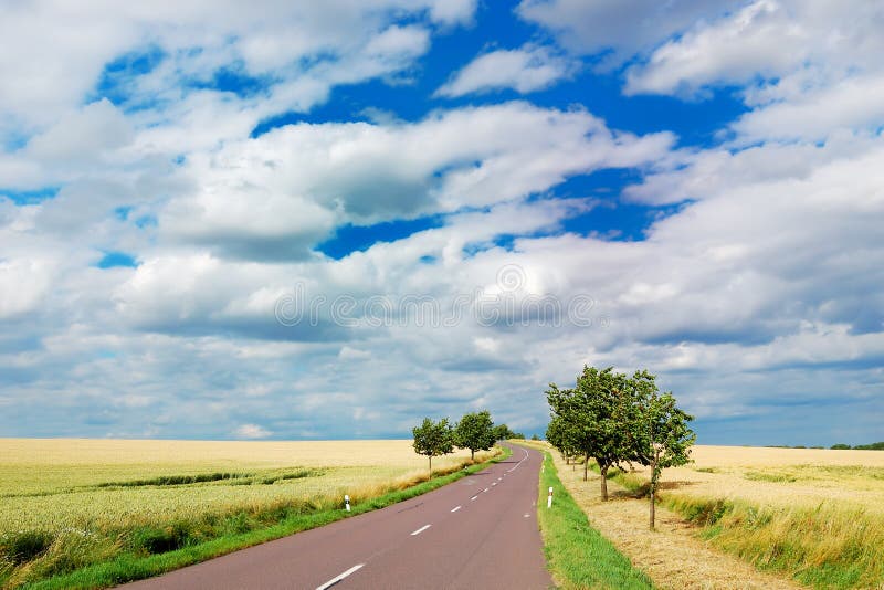 Leere Landschaftstraße lizenzfreies stockfoto
