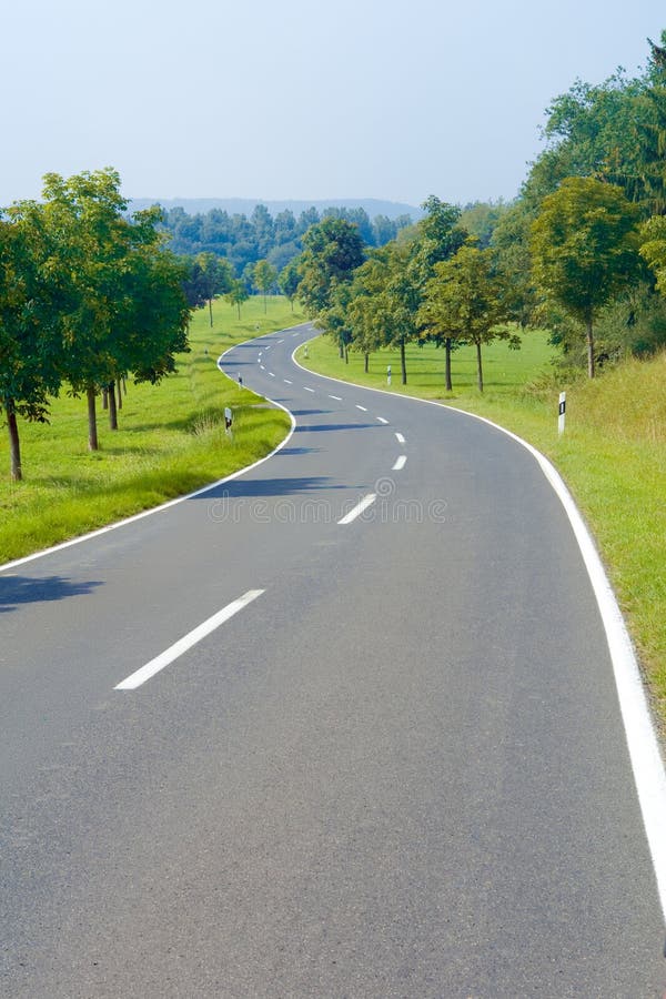 Leere Landschaftstraße am Sommer stockfotografie
