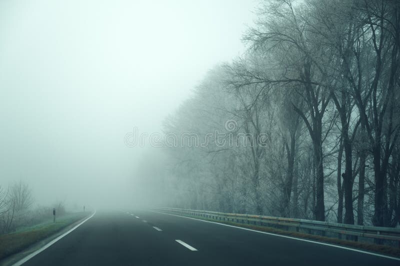 Leere Landstrasse im nebligen Wintermorgen stockfoto