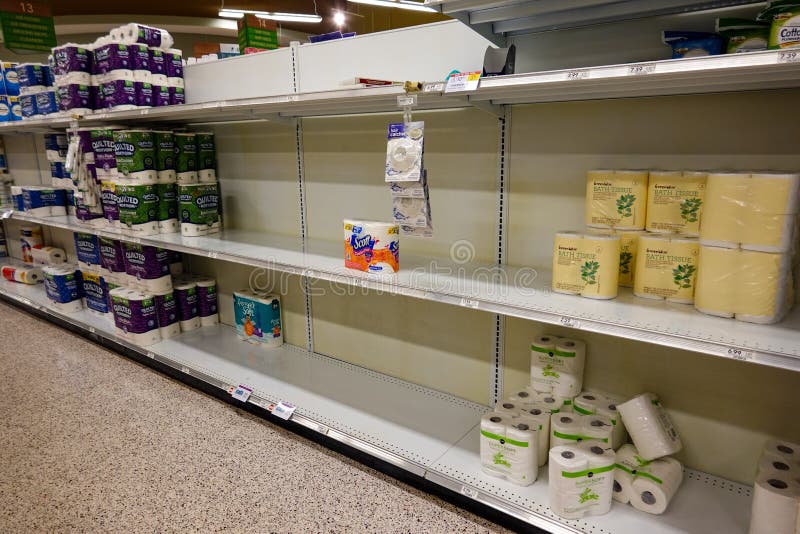 Leere Lebensmittelläden mit Toilettenpapier vor einem Hurrikan oder Schneesturm