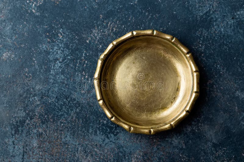 Leere Metallplatte auf Draufsicht des dunklen Beschaffenheitshintergrundes lizenzfreies stockbild