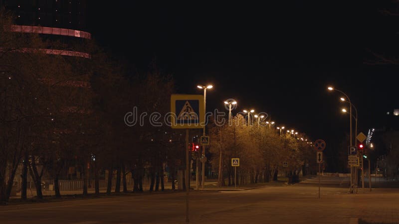 Leere Stadtstrasse Mit Fahrbahn Nachts Nacht Verwustete Die Stadt Und Verlassene Strassen Die Herein In Frieden Und In Ruhe Eingeh Stockfoto Bild Von Hintergrund Fahrbahn 140768806