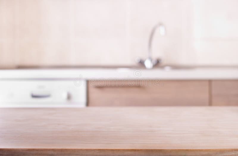 Leere Tabelle mit Küche im Hintergrund