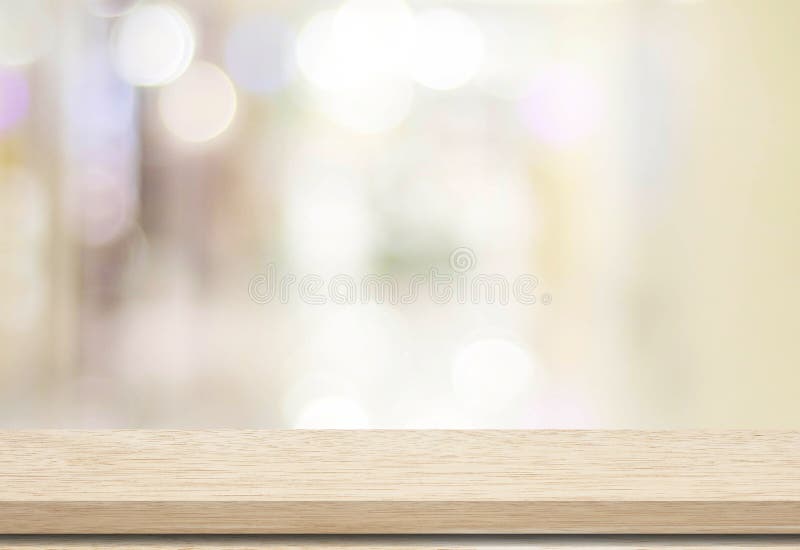Leere Tabelle und unscharfer Speicher bokeh Hintergrund stockbild