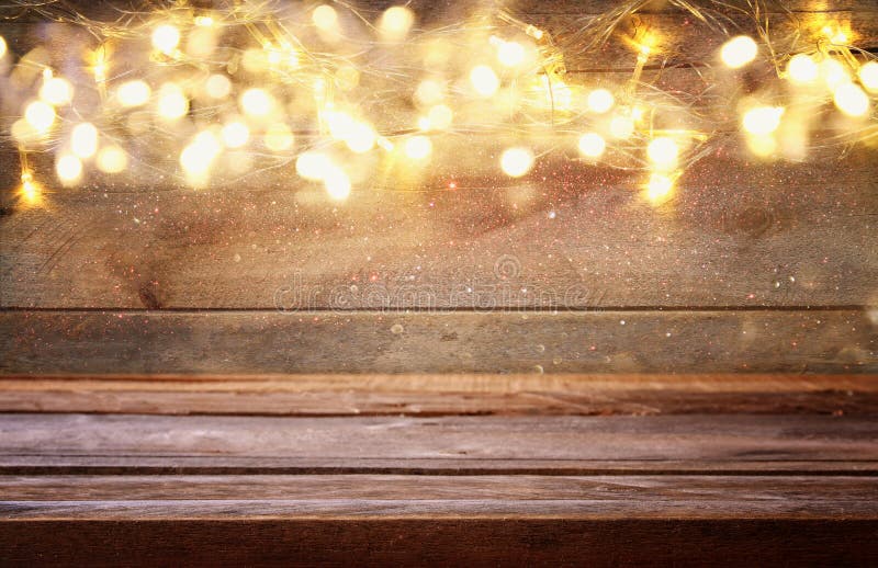 leere Tabelle vor Weihnachtswarmer Goldgirlande beleuchtet lizenzfreie stockbilder leere Tabelle vor Weihnachtswarmer Goldgirlande beleuchtet lizenzfreie stockbilder