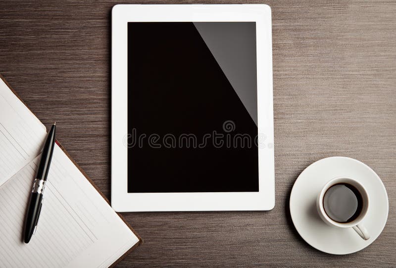 Leere Tablette und ein Kaffee auf dem Schreibtisch lizenzfreie stockfotos Leere Tablette und ein Kaffee auf dem Schreibtisch lizenzfreie stockfotos