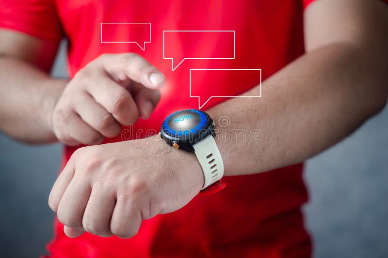 Leere Textnachrichten fließen von smartwatch tragbarem Gadget mit Timeline zu 80 Prozent. Gesten auf einer Smartwatch machen