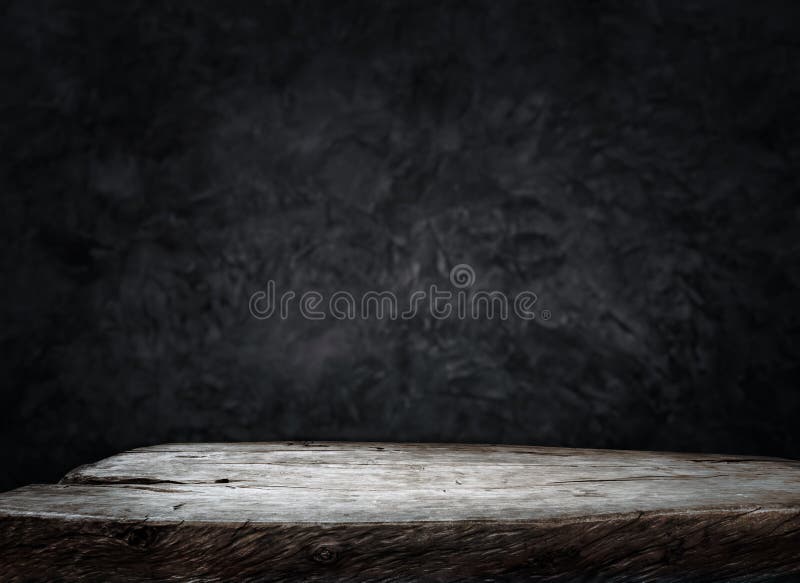 Leere Tischdecke aus Holz auf dunklem Hintergrund. So erstellen Sie Produktanzeige oder -design