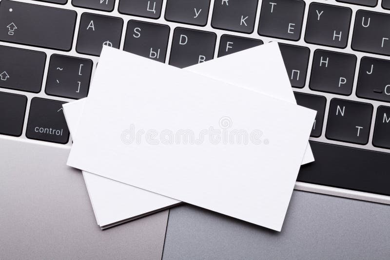 Leere Visitenkarten über Laptoptastatur stockfoto Leere Visitenkarten über Laptoptastatur stockfoto