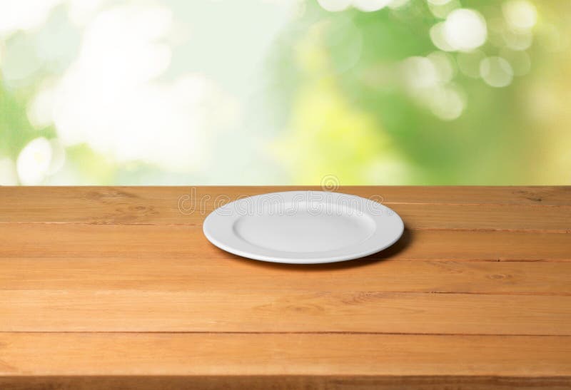 Leere weiße Kreis Platte auf Holztisch
