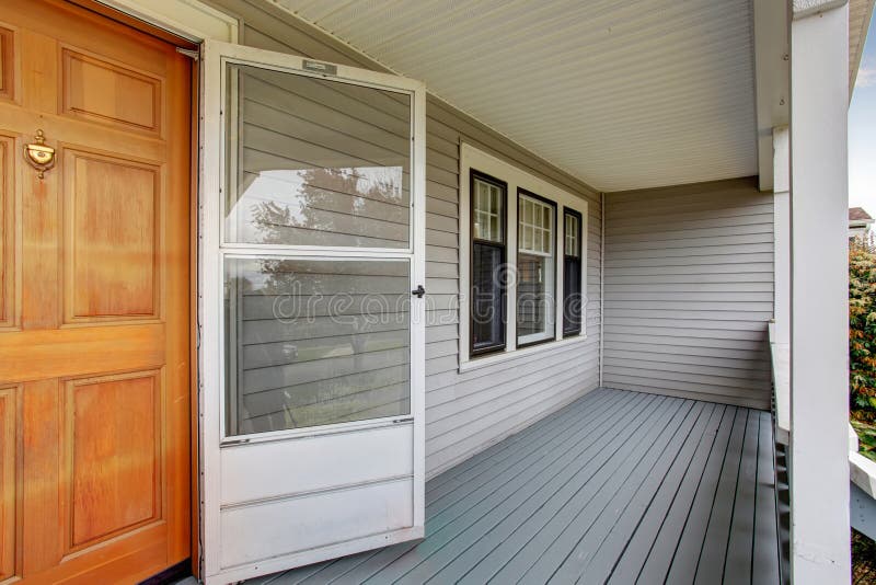 Abgedecktes Vorderes Portal. Altes Handwerkerarthaus. Stockbild - Bild