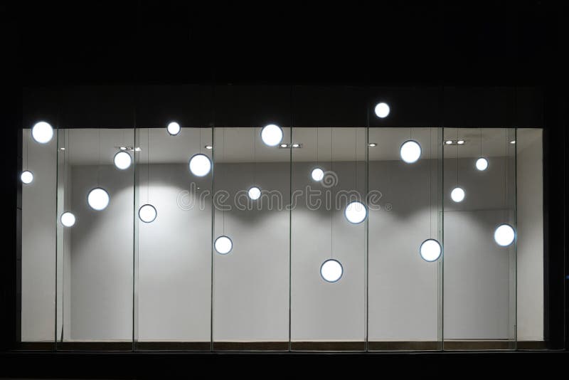Leeren Sie Speicheranzeigenfenster mit geführten Glühlampen, LED-Lampe, die im Shopfenster, Handelsdekoration benutzt wird lizenzfreies stockbild Leeren Sie Speicheranzeigenfenster mit geführten Glühlampen, LED-Lampe, die im Shopfenster, Handelsdekoration benutzt wird lizenzfreies stockbild