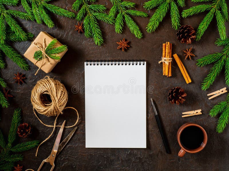 Leeren Sie weißes Notizbuch und Stift auf dunkles Schwarzes Weihnachtshintergrund von Tannenzweigen, Kegel, Geschenke Buchstabe, lizenzfreie stockfotografie Leeren Sie weißes Notizbuch und Stift auf dunkles Schwarzes Weihnachtshintergrund von Tannenzweigen, Kegel, Geschenke Buchstabe, lizenzfreie stockfotografie