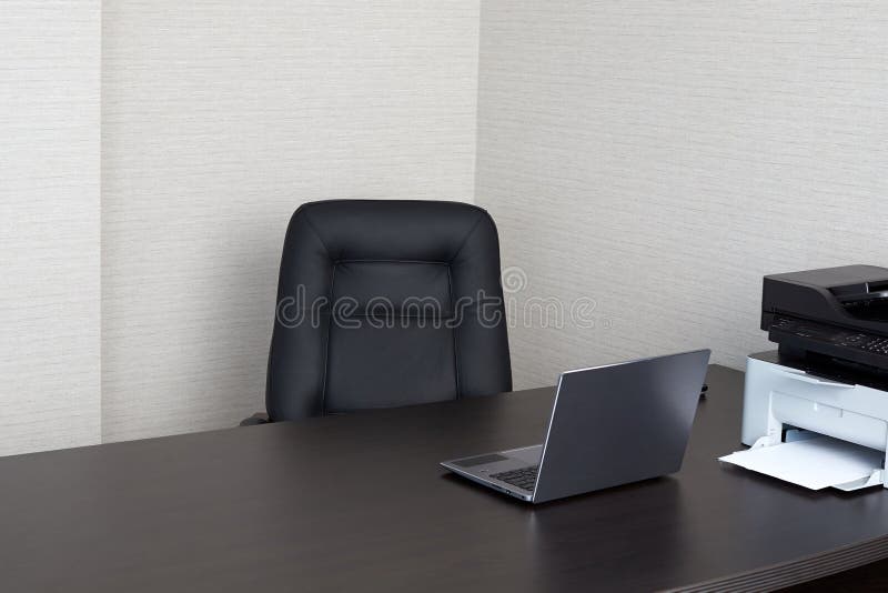 Leerer Arbeitsplatz im Büro stockfoto Leerer Arbeitsplatz im Büro stockfoto
